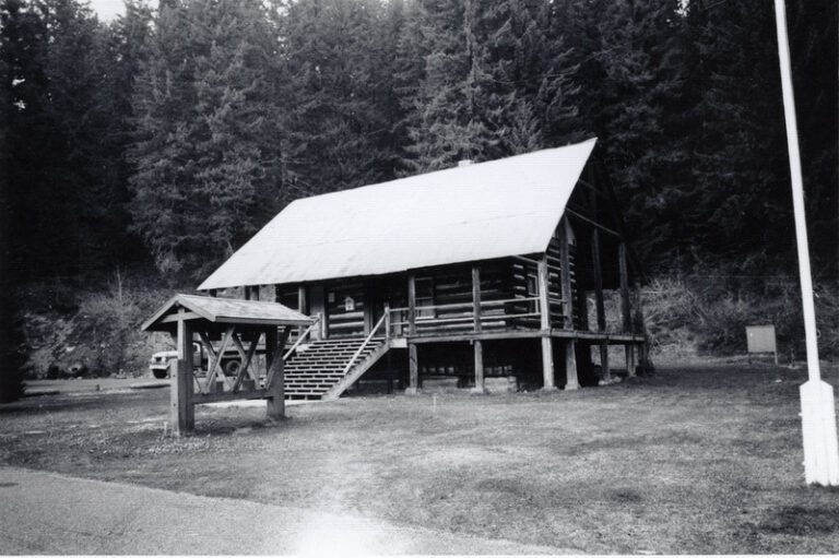Salmon La Sac Guard Station